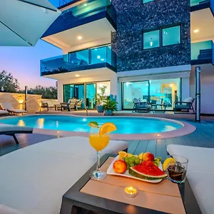 luxury-apartments-vila-maloca-vir.hotelinzadar.com/